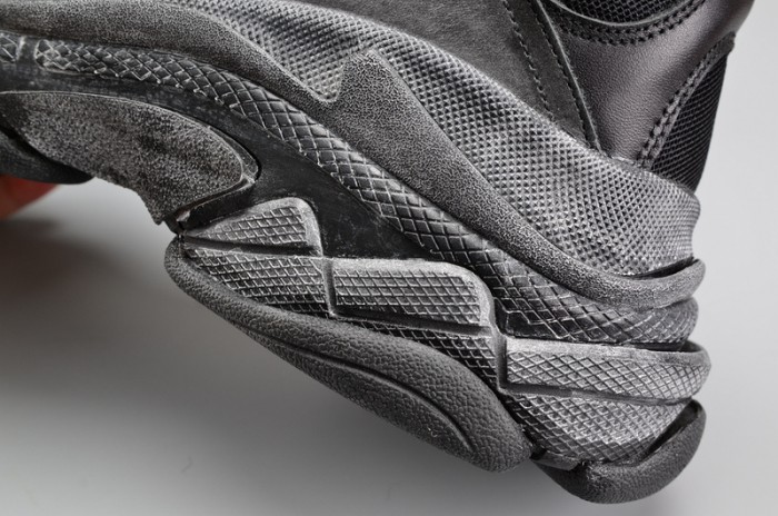 BL BLACK TRIPLE S TRAINER W06G01001